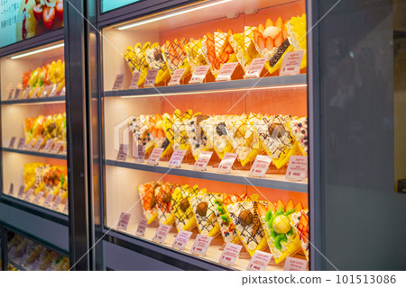 【#Tokyo】Showcase of a crepe shop on Takeshita Street 101513086