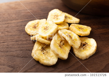 banana chips cookies on wooden background 101513726