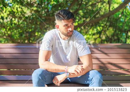 坐在長凳上思考的印度男人 坐在長凳上思考的印度男人 101513823