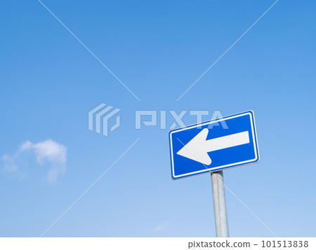 路標（監管標誌）“單向”和藍天。 101513838