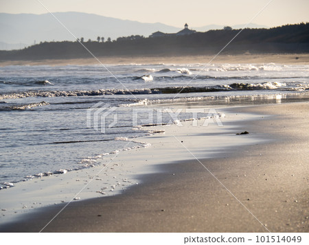 Waves on the sandy beach of the Genkai Sea in the morning. Located in Higashi Ward, Fukuoka City, Fukuoka Prefecture. 101514049