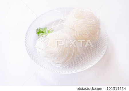 vermicelli on a glass plate 101515354