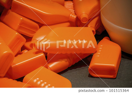 The pile of oil lubricant container manufacturing process by blow mold machine. The pile of oil lubricant container manufacturing process by blow mold machine. 101515364