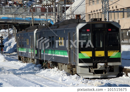 Hakodate Main Line H100 type in winter (Yamasen section: Oshamambe ⇔ Otaru) 101515675