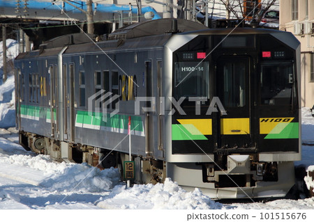 Hakodate Main Line H100 type in winter (Yamasen section: Oshamambe ⇔ Otaru) 101515676