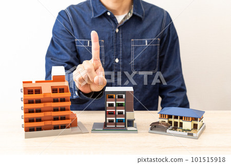 一個人在樣板房前做單點姿勢 101515918