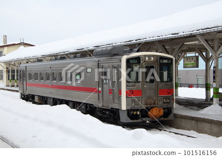 Sekihoku Main Line Kiha 54 (Kitami ⇔ Abashiri) stopping at Kitami Station in winter 101516156