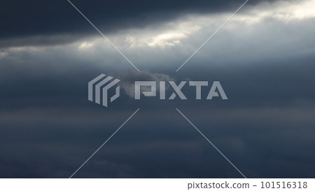 有風的傍晚被光線和雲層之間的光線照亮的雲層・春天・長焦・只有天空・230318pm 101516318