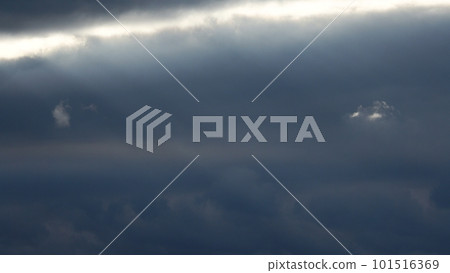 傍晚風大，陽光照亮雲層的光線穿過雲層・春天・長焦・只有天空・230318pm 101516369