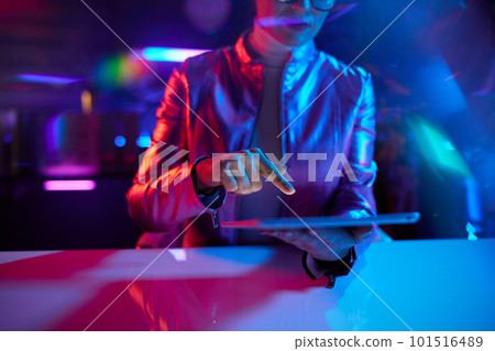 Closeup on business woman with tablet PC 101516489