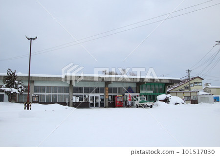 Winter Sekihoku Main Line: Toma Station (station building) 101517030