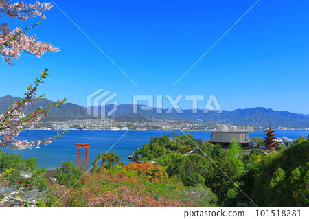 [Hiroshima Prefecture] Itsukushima Shrine Otorii, five-storied pagoda and Toyokuni Shrine (Miyajima) in fine weather 101518281