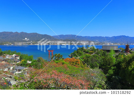 [Hiroshima Prefecture] Itsukushima Shrine Otorii, five-storied pagoda and Toyokuni Shrine (Miyajima) in fine weather 101518292