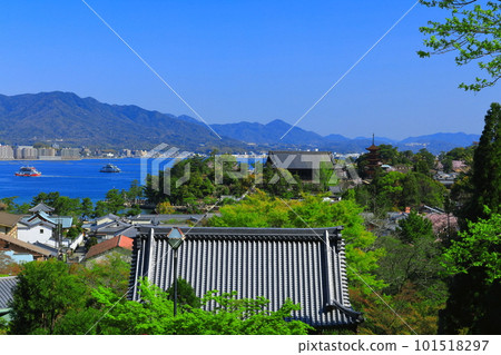 [Hiroshima Prefecture] Cherry blossoms in full bloom, the five-storied pagoda of Itsukushima Shrine and Toyokuni Shrine (Miyajima) 101518297