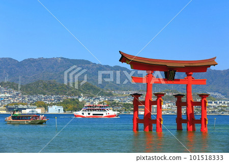 [廣島縣]嚴島神社的大鳥居和改造後的遊船（宮島） 101518333