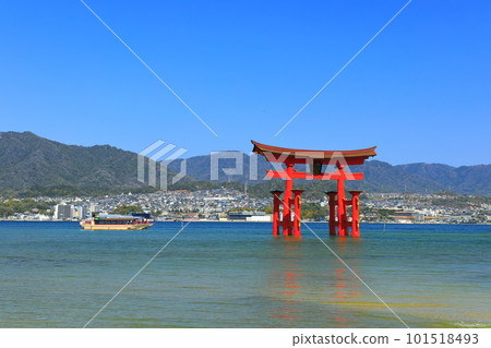 [Hiroshima Prefecture] Otorii of Itsukushima Shrine and pleasure boat after renovation (Miyajima) 101518493
