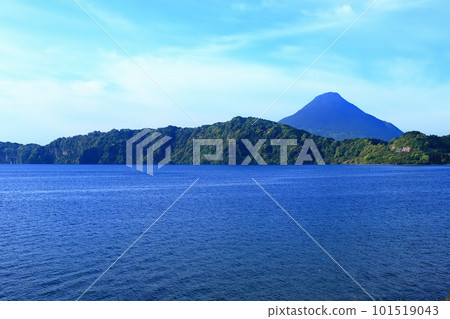 [Kagoshima Prefecture] Mt. Kaimondake (Satsuma Fuji) seen from Lake Ikeda in Satsuma 101519043