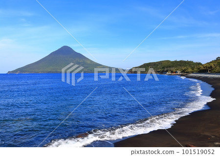 [Kagoshima Prefecture] Mt. Kaimondake (Satsuma Fuji) seen from Nagasakibana in Satsuma 101519052