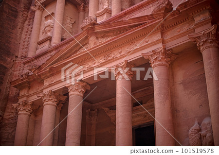 View of the Al-Khazneh Palace or Treasury in Petra, Jordan. 101519578