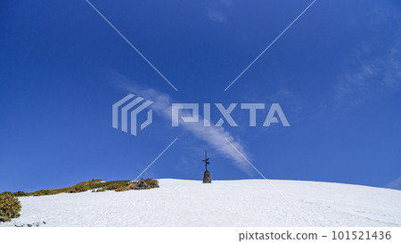 Superb view of Cologne towering over the snowy fields and the blue sky and Mt. Tanigawa 101521436