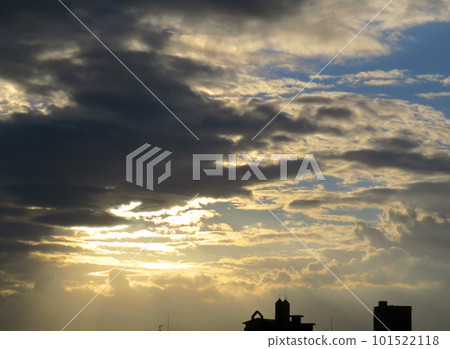 透過雲層看到的陽光 101522118