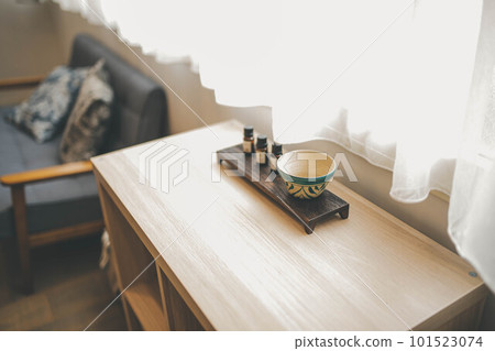 邊桌上的咖啡杯和小物件 邊桌上的咖啡杯和小物件 101523074