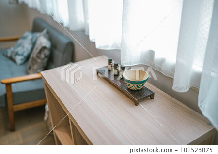 邊桌上的咖啡杯和小物件 邊桌上的咖啡杯和小物件 101523075