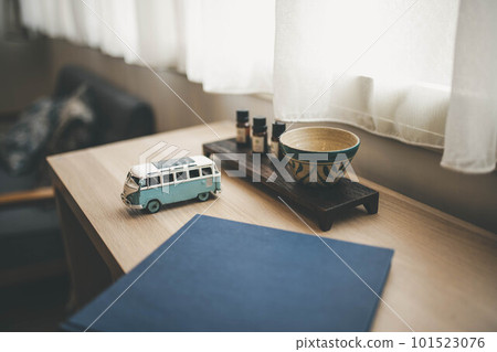 邊桌上的咖啡杯和小物件 邊桌上的咖啡杯和小物件 101523076