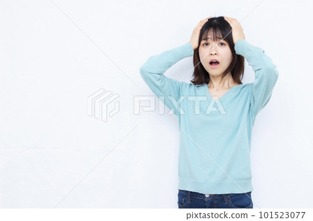 一個三十多歲的女人在白色背景前托著頭 101523077