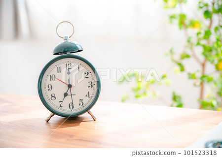 morning and alarm clock 101523318