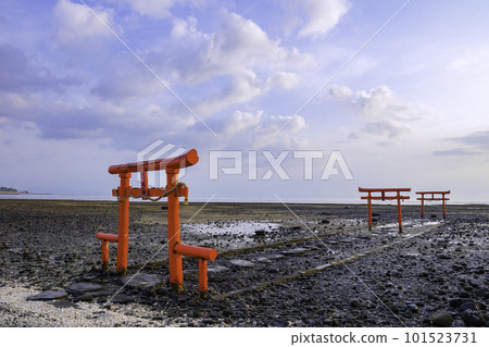 Mysterious scenery of the Ariake Sea Underwater Torii of Oo Shrine (Saga Prefecture) Mysterious scenery of the Ariake Sea Underwater Torii of Oo Shrine (Saga Prefecture) 101523731
