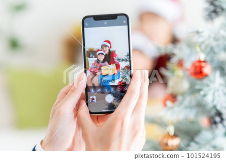 Young family taking christmas pictures 101524195