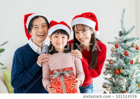 聖誕禮物和年輕的家庭 101524339