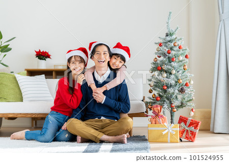 young family at christmas 101524955
