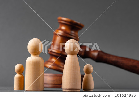 Wooden toy family and judge mallet. Family divorce concept 101524959