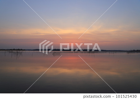 日出映照在印幡湖的湖面上 日出映照在印幡湖的湖面上 101525430