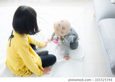 Baby standing up 101525748