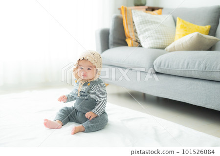 Sitting baby 101526084