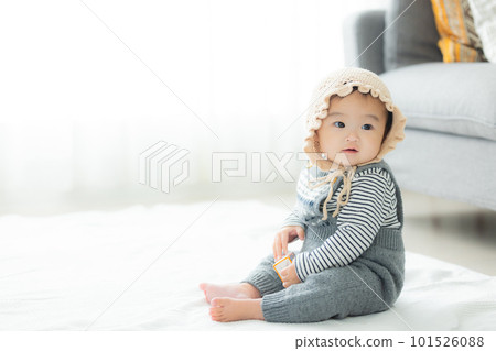 Sitting baby 101526088