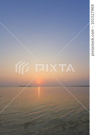 Sunset over the sea from the beach in Okinawa 101527969