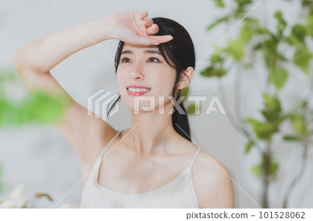 A woman making a mimosa bouquet 101528062