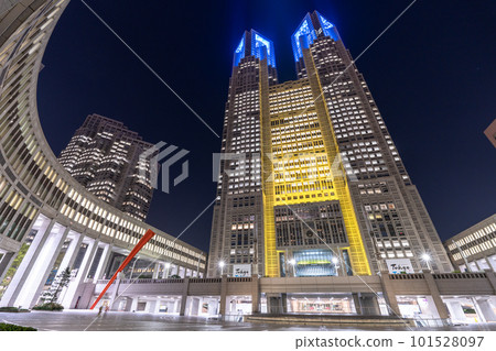 “東京”東京都廳大樓夜景烏克蘭彩燈亮起 101528097