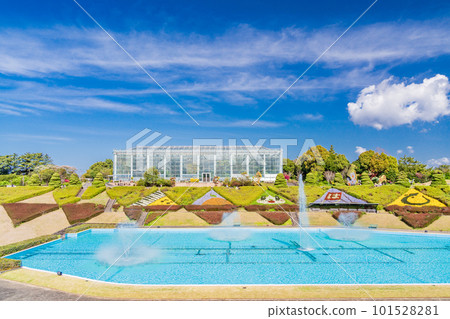 （靜岡縣）濱松花卉公園大溫室和噴泉池藍天 101528281