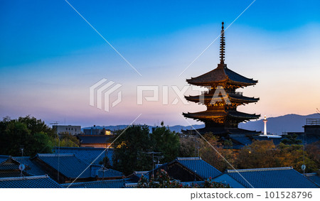 Kyoto Yasaka Pagoda at dusk Kyoto Yasaka Pagoda at dusk 101528796