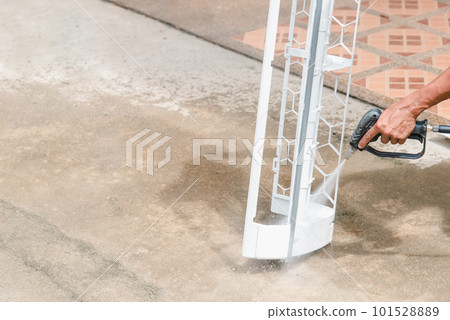 Cleaning air conditioner by water for clean a dust 101528889