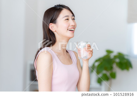 年輕女子喝水 101528916