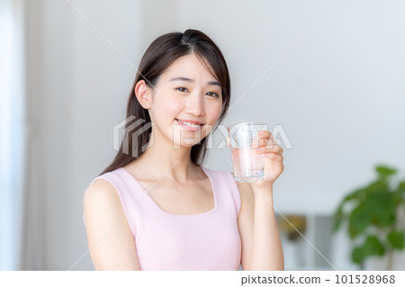 年輕女子喝水 101528968