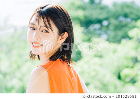 回顧微笑的婦女 回顧微笑的婦女 101529581