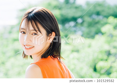 回顧微笑的婦女 101529582