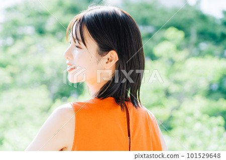 沐浴在夏日紫外線中的微笑女人 101529648